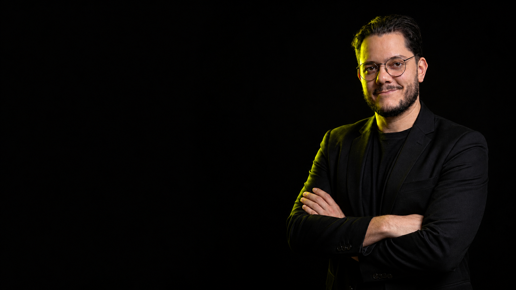 Marcelo Cerino de braços cruzados